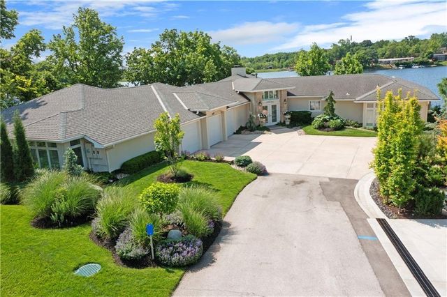 223 NW North Shore Drive, Lake Waukomis, MO 64151