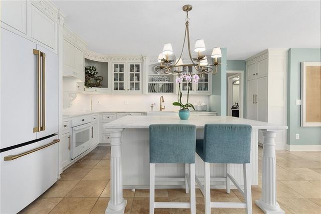 223 NW North Shore Drive, Lake Waukomis, MO 64151