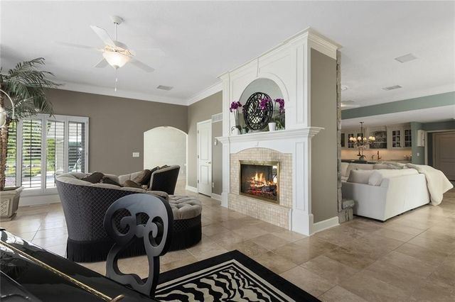 223 NW North Shore Drive, Lake Waukomis, MO 64151