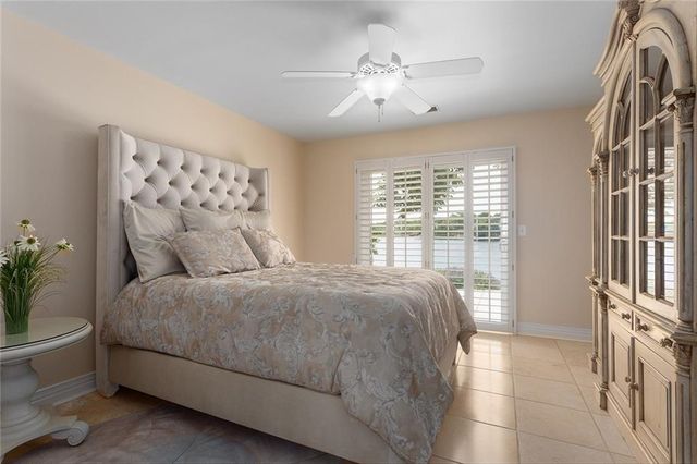 223 NW North Shore Drive, Lake Waukomis, MO 64151