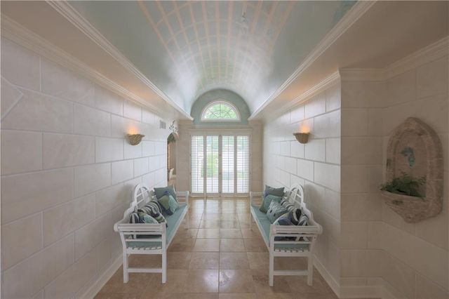 223 NW North Shore Drive, Lake Waukomis, MO 64151