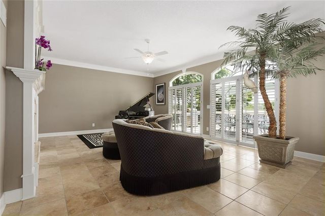 223 NW North Shore Drive, Lake Waukomis, MO 64151