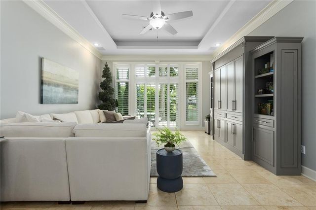 223 NW North Shore Drive, Lake Waukomis, MO 64151