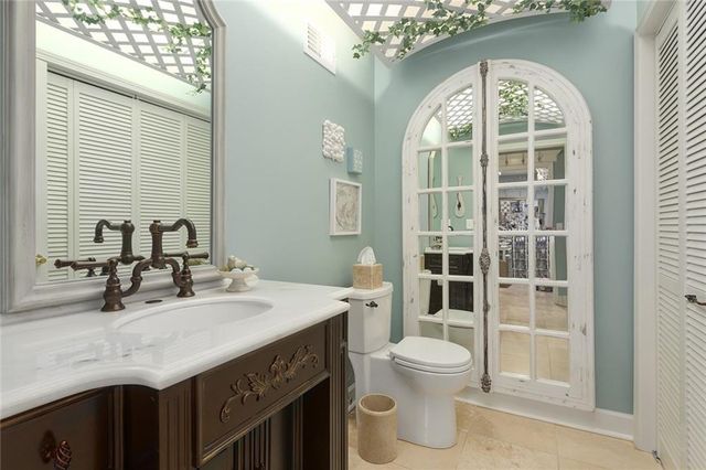 223 NW North Shore Drive, Lake Waukomis, MO 64151