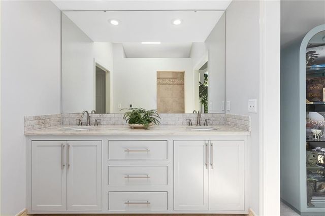 223 NW North Shore Drive, Lake Waukomis, MO 64151