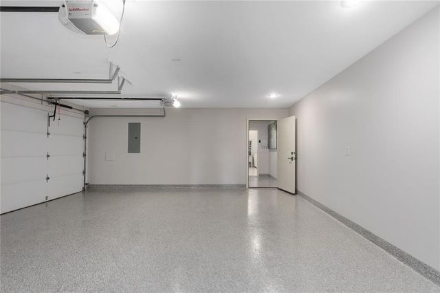 223 NW North Shore Drive, Lake Waukomis, MO 64151