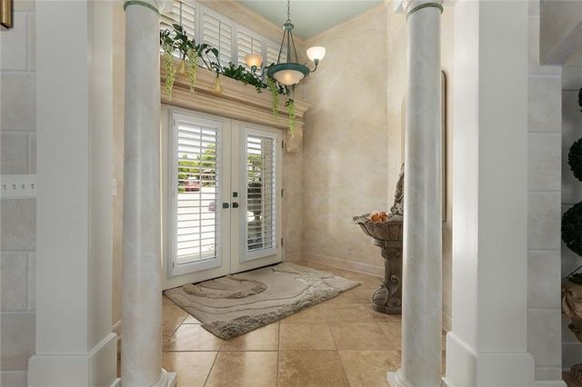 223 NW North Shore Drive, Lake Waukomis, MO 64151