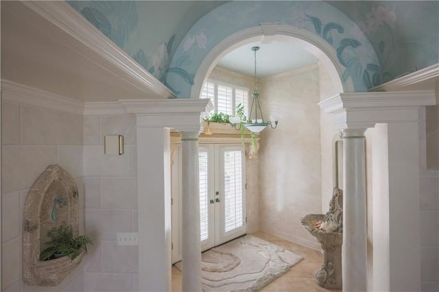 223 NW North Shore Drive, Lake Waukomis, MO 64151