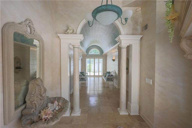 223 NW North Shore Drive, Lake Waukomis, MO 64151