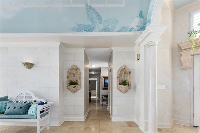 223 NW North Shore Drive, Lake Waukomis, MO 64151