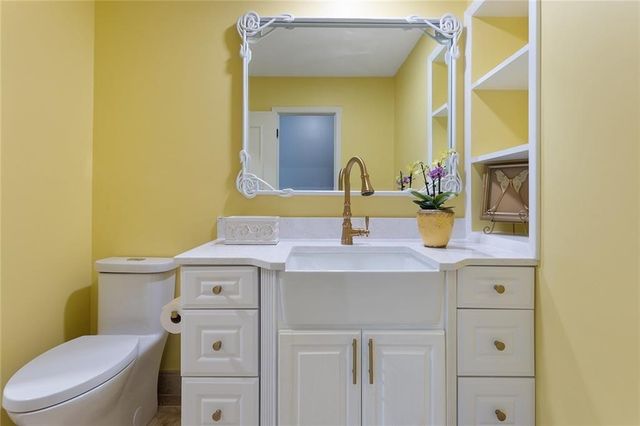 223 NW North Shore Drive, Lake Waukomis, MO 64151