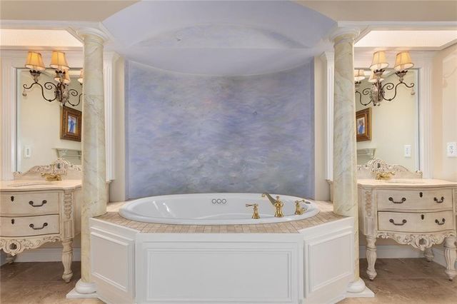 223 NW North Shore Drive, Lake Waukomis, MO 64151