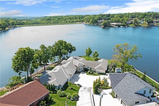 223 NW North Shore Drive, Lake Waukomis, MO 64151