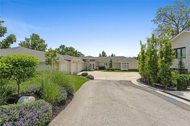 223 NW North Shore Drive, Lake Waukomis, MO 64151