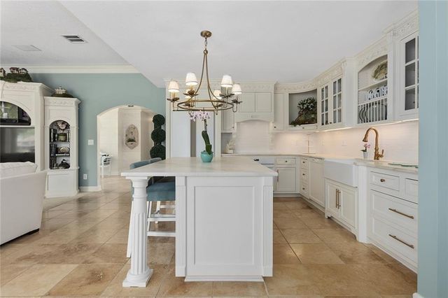 223 NW North Shore Drive, Lake Waukomis, MO 64151