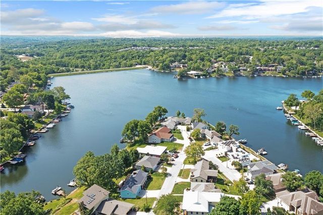 223 NW North Shore Drive, Lake Waukomis, MO 64151