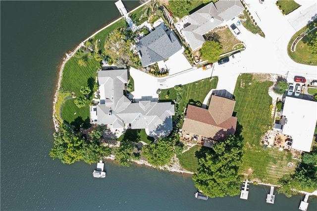 223 NW North Shore Drive, Lake Waukomis, MO 64151