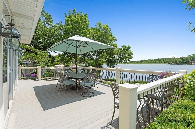 223 NW North Shore Drive, Lake Waukomis, MO 64151