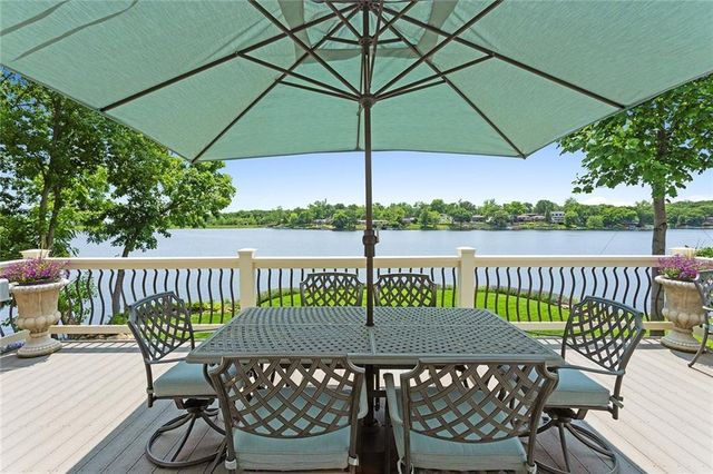 223 NW North Shore Drive, Lake Waukomis, MO 64151