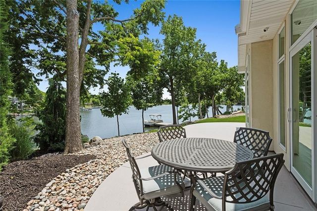 223 NW North Shore Drive, Lake Waukomis, MO 64151