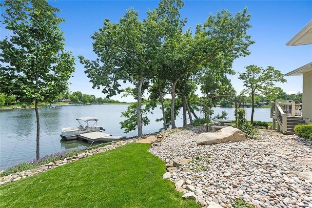 223 NW North Shore Drive, Lake Waukomis, MO 64151