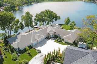 223 NW North Shore Drive, Lake Waukomis, MO 64151