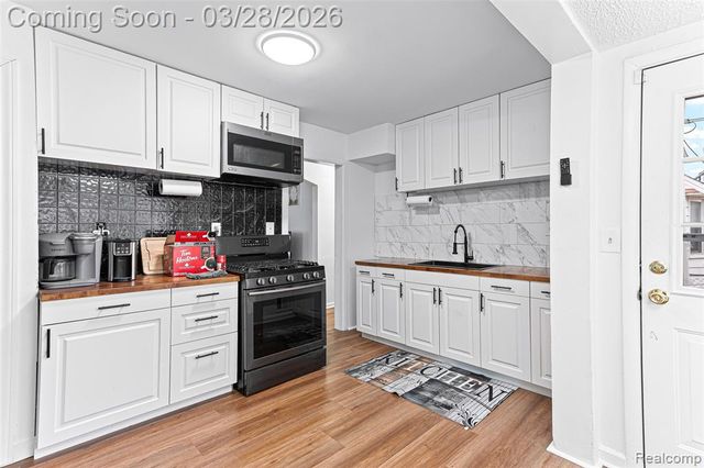 25529 Stanford Street, Dearborn Heights, MI 48125