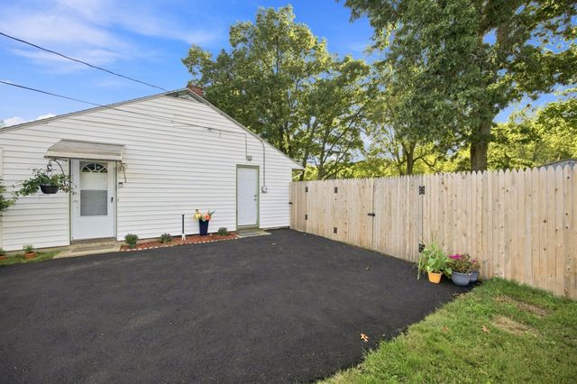 96 Shady Brook Lane, Springfield, MA 01108