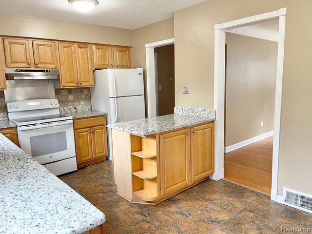 2609 Maplewood Avenue, Royal Oak, MI 48073