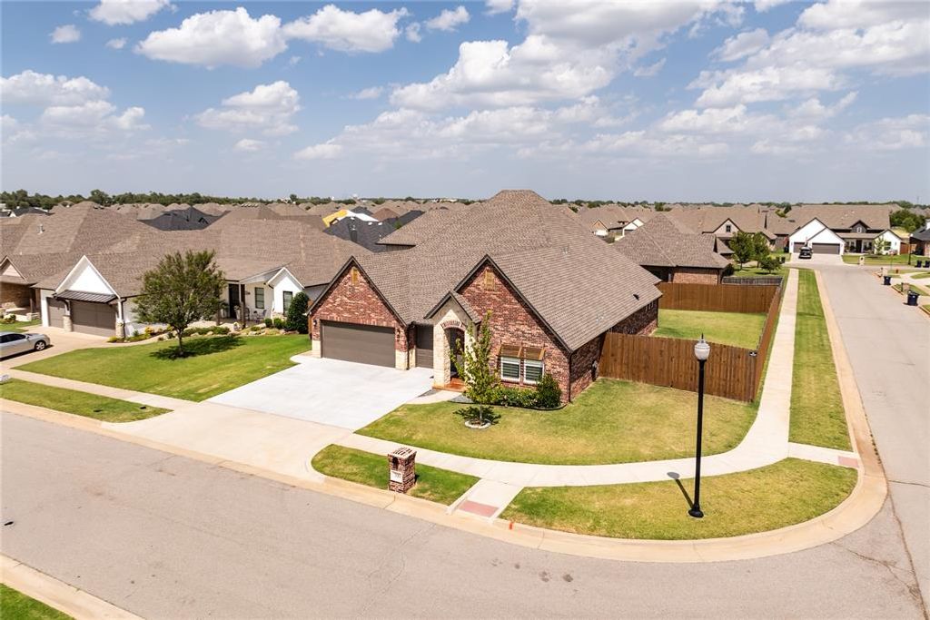 300 Bray Lane, Yukon, OK 73099