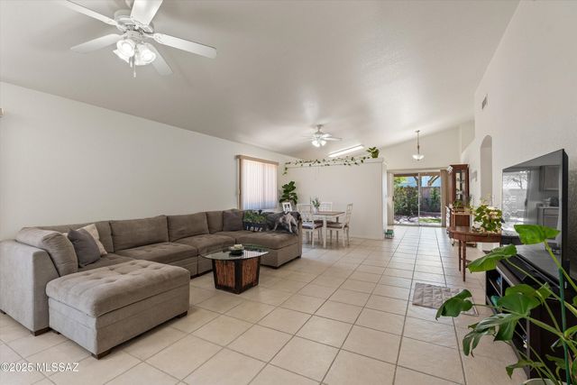 2081 W Cholla Vista Drive, Tucson, AZ 85704