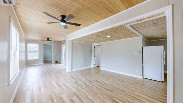 146 Lakeshore Dr, Springville, TN 38256
