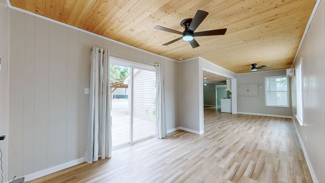 146 Lakeshore Dr, Springville, TN 38256