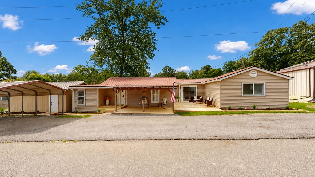 146 Lakeshore Dr, Springville, TN 38256