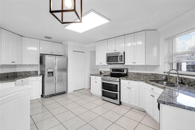1413 SW 158th Avenue, Pembroke Pines, FL 33027