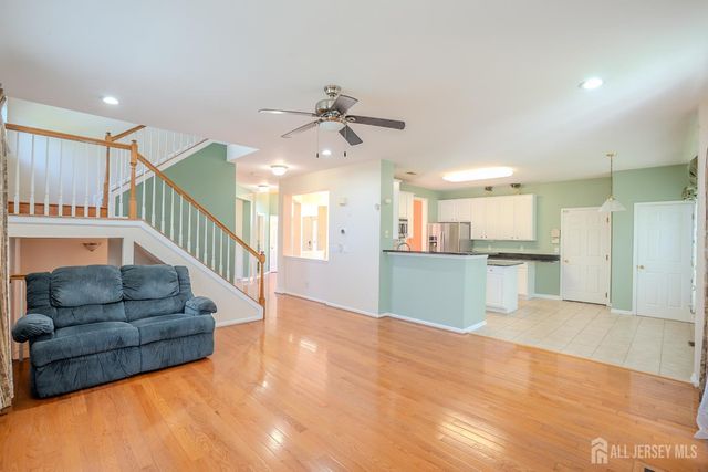 31 Hawthorn Drive, Plainsboro, NJ 08536