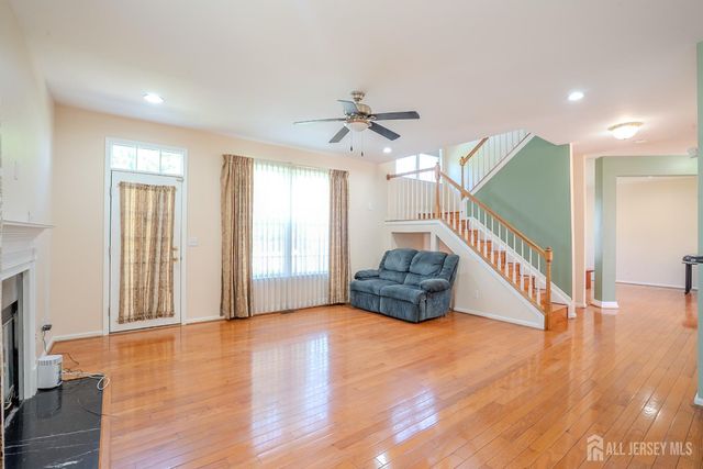 31 Hawthorn Drive, Plainsboro, NJ 08536