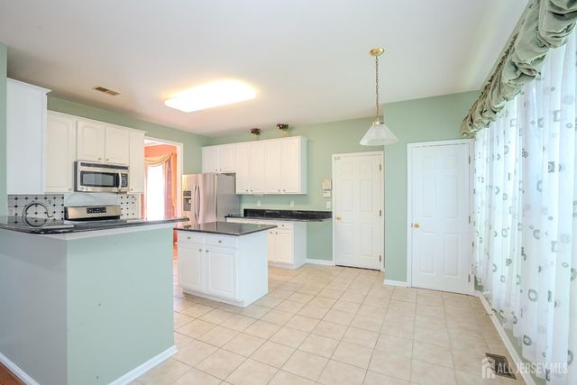31 Hawthorn Drive, Plainsboro, NJ 08536