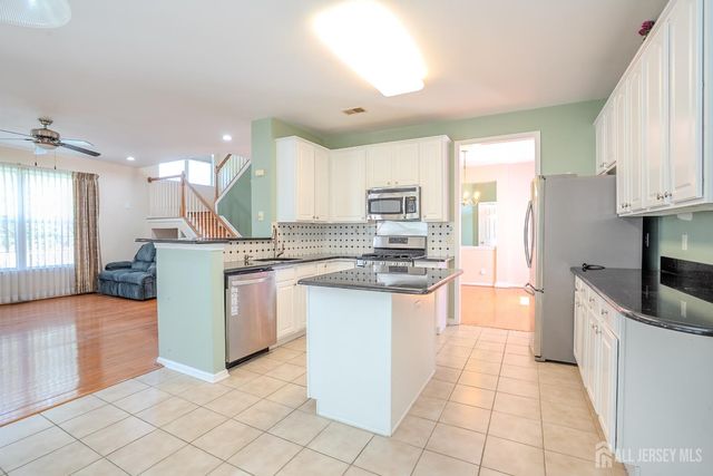 31 Hawthorn Drive, Plainsboro, NJ 08536