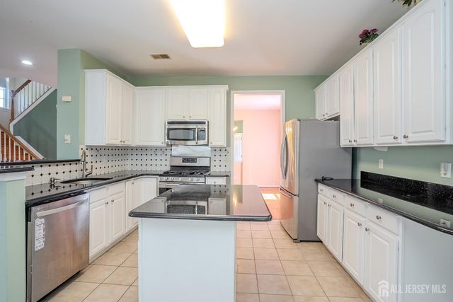 31 Hawthorn Drive, Plainsboro, NJ 08536