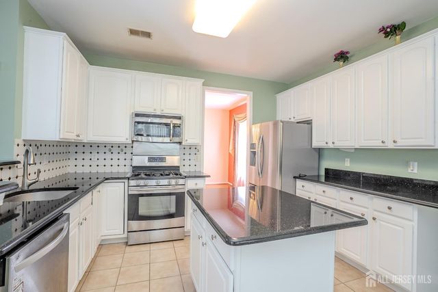 31 Hawthorn Drive, Plainsboro, NJ 08536