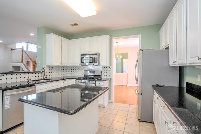 31 Hawthorn Drive, Plainsboro, NJ 08536