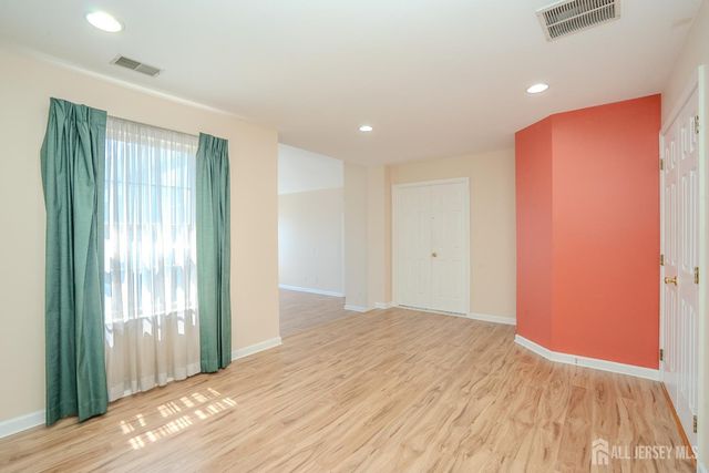 31 Hawthorn Drive, Plainsboro, NJ 08536