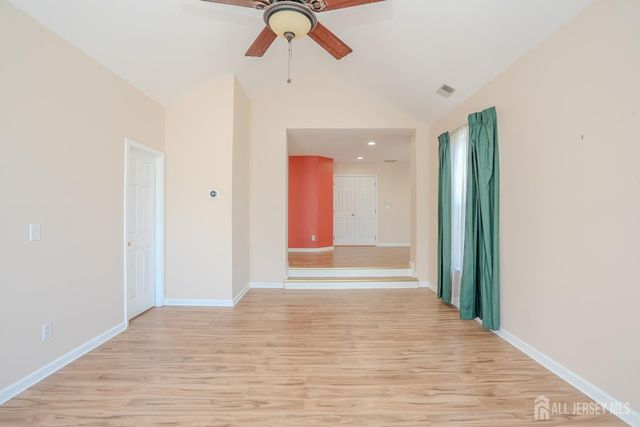 31 Hawthorn Drive, Plainsboro, NJ 08536