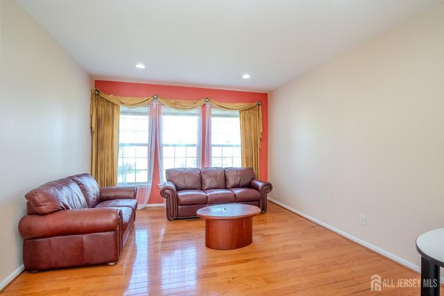 31 Hawthorn Drive, Plainsboro, NJ 08536