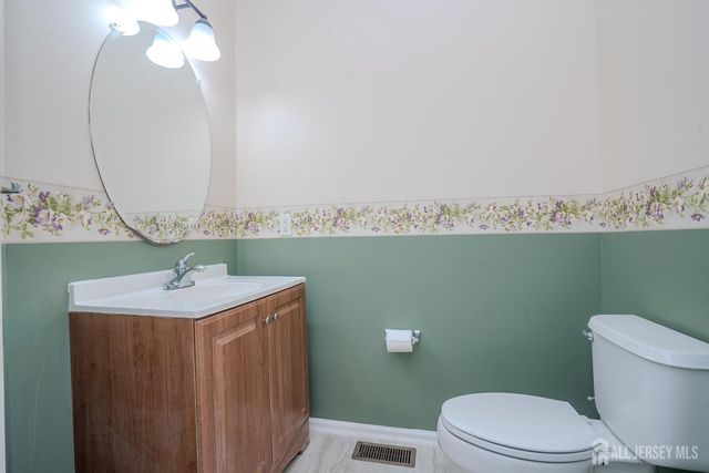 31 Hawthorn Drive, Plainsboro, NJ 08536