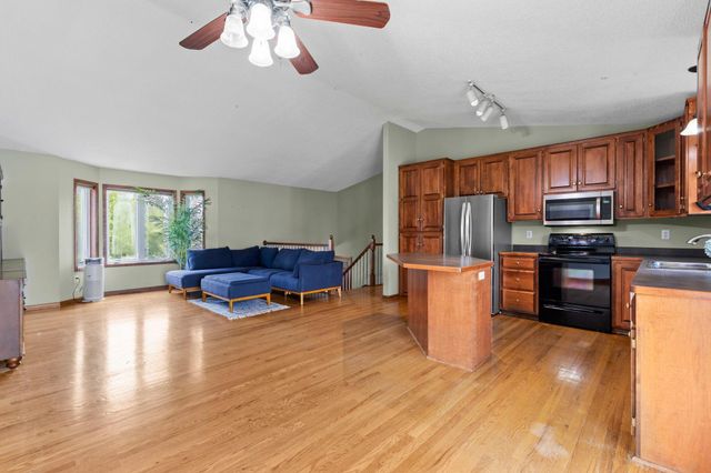 1528 Homestead Street, Shakopee, MN 55379