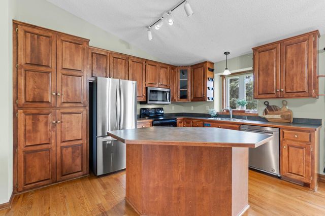 1528 Homestead Street, Shakopee, MN 55379