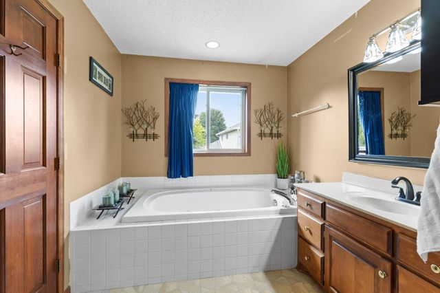 1528 Homestead Street, Shakopee, MN 55379