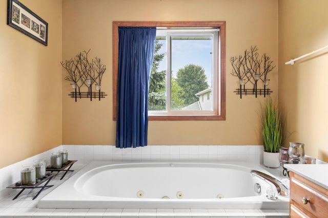 1528 Homestead Street, Shakopee, MN 55379